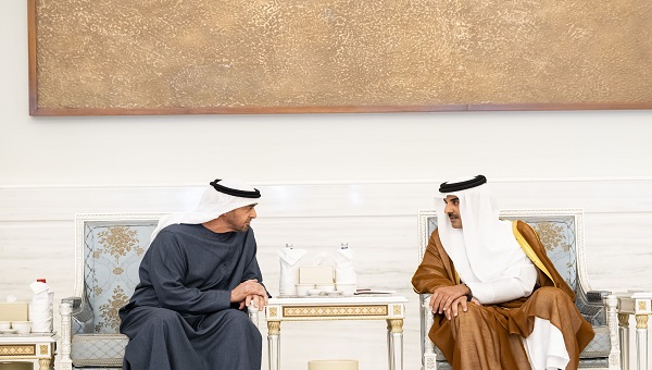 بالصور.. رئيس الدولة يقدم التعازي إلى أمير قطر بوفاة الشيخ حمد بن خليفة آل ثاني