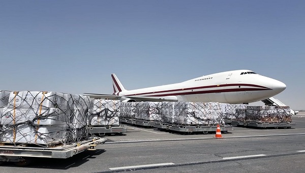بالفيديو: الإمارات ترسل طائرة مساعدات حمولة 100 طن لدعم غزة ضمن عملية “جالانت نايت 3” بالفيديو: الإمارات ترسل طائرة مساعدات حمولة 100 طن لدعم غزة ضمن عملية “جالانت نايت 3”