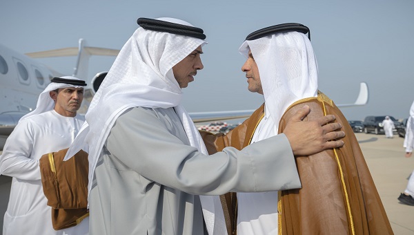 منصور بن زايد وعبد الله بن زايد يُعزيان أمير قطر في وفاة حمد بن خليفة آل ثاني